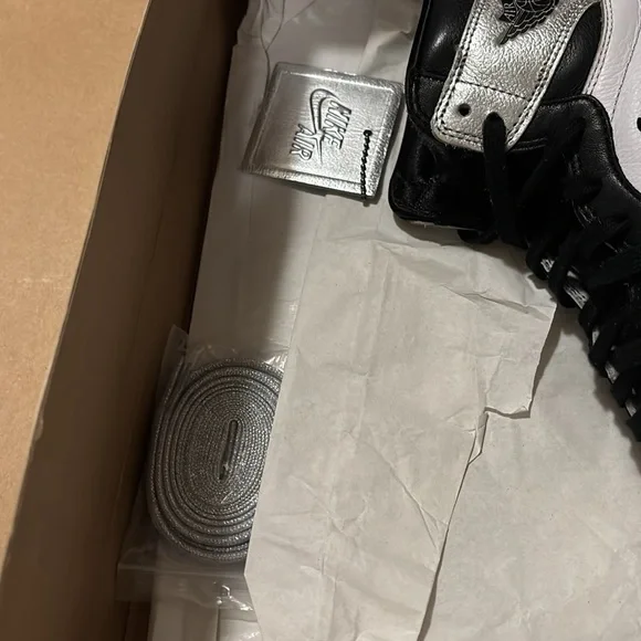 Nike Air Jordan 1 High OG in Red and Black womens - Picture 3 of 8